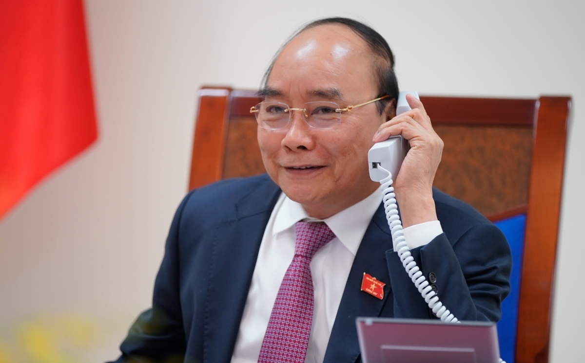 Vietnam, Laos affirm determination to give top priority to bilateral ties
